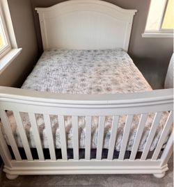 White Convertible Crib Toddler/Full Bed & dresser