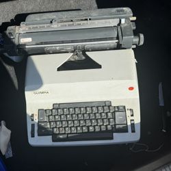 Vintage Olympia SGEA62 Typewriter in Excellent Condition 