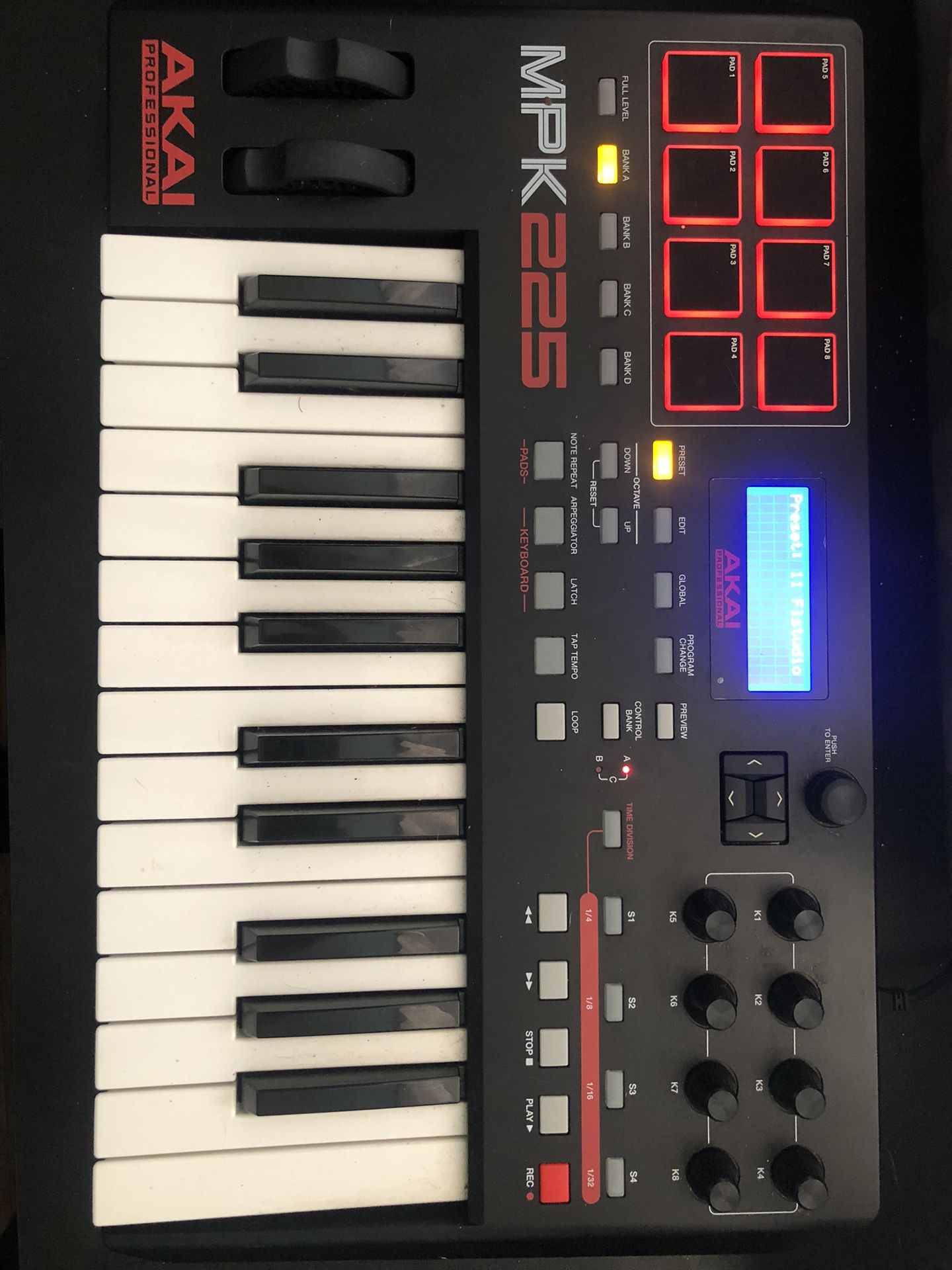 Akai Mpk225 Sampler/sequencer/drum Machine/ Midi controller