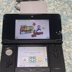 Nintendo 3DS In Good Condition Fully Functional it comes with super Mario 3D land, charger and SD Card