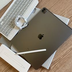 iPad Pro 12.9” (2020 model) 4th Generation 512GB with  keyboard case and pen & Accessories