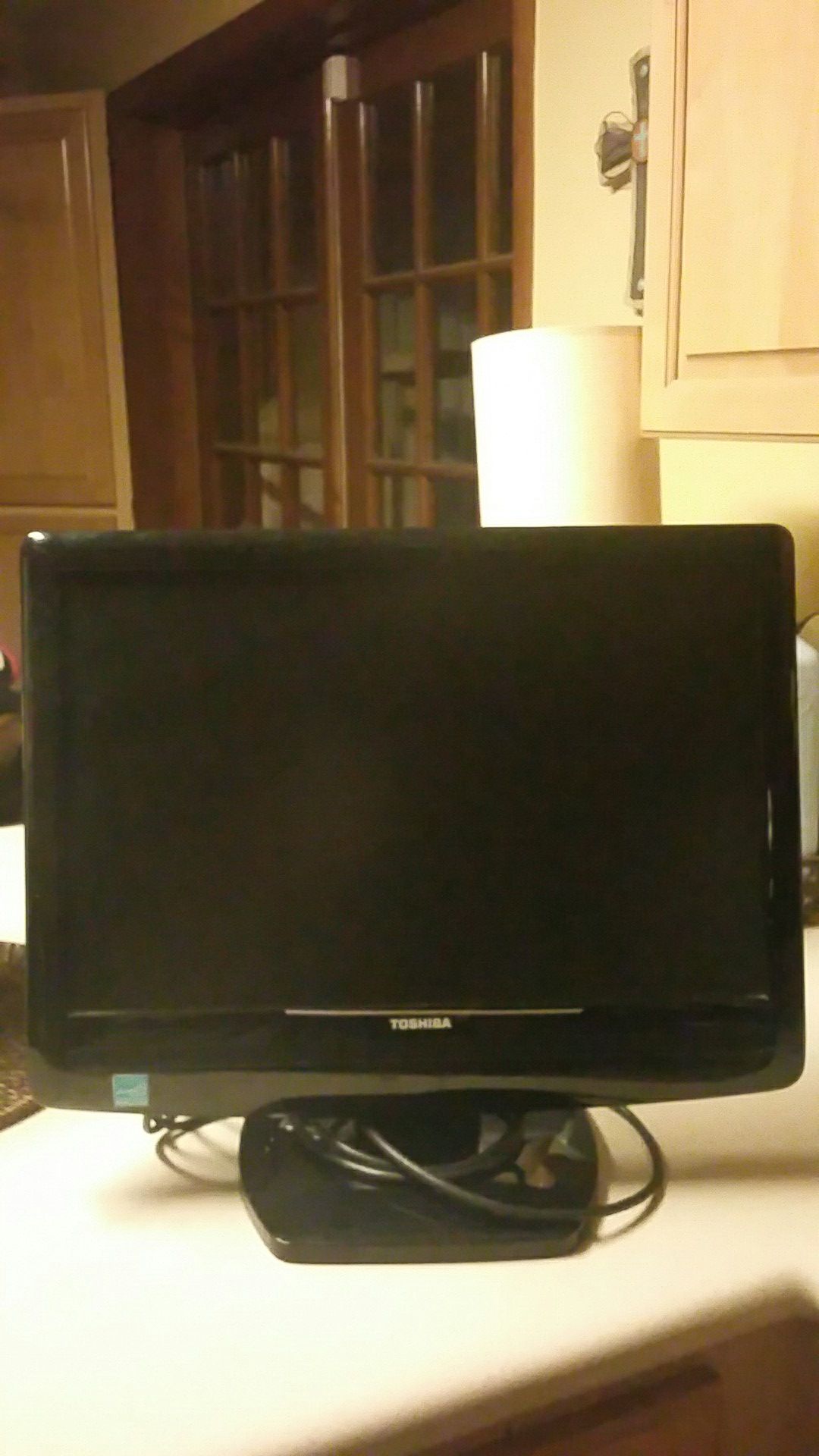 Toshiba model 19AV500U television receiver 19"