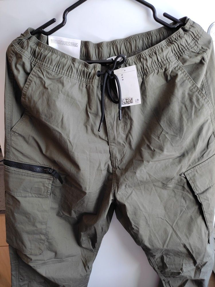 New H&M Relaxed Cargo Pants Medium Fabric Hi-Tech 