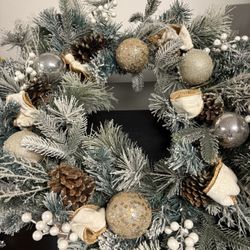 Elegant Flocked Christmas Wreath – Gold, Silver & White Décor