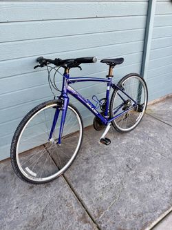 RALEIGH CADENT HYBRID BIKE 700cc Wheels