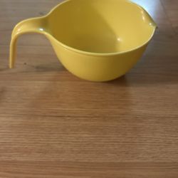 Vintage Rubbermaid Batter Bowl Grip & Mix Measuring Yellow mixing handle