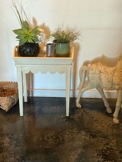 Country Farmhouse Ethan Allen Scalloped Tray Top Side Table