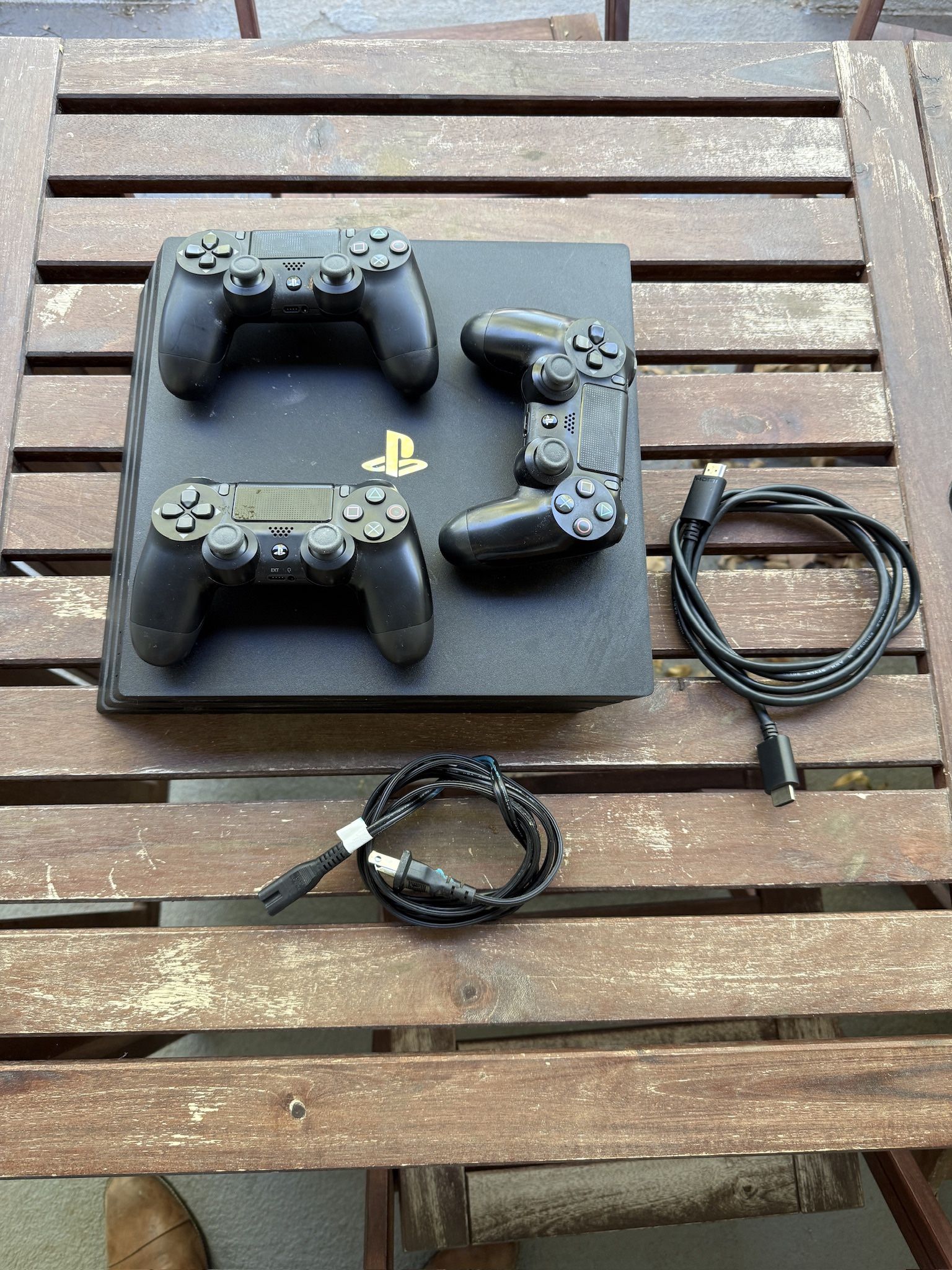 PS4 Pro + 3 Controllers