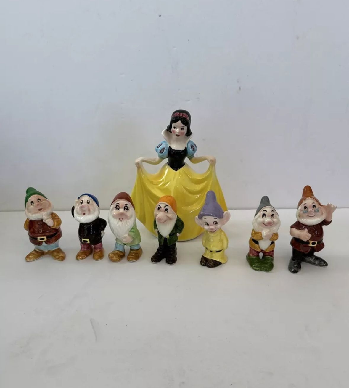 VTG 1970's Disney SNOW WHITE "Holding Dress" & 7 Dwarfs Ceramic Figurines JAPAN