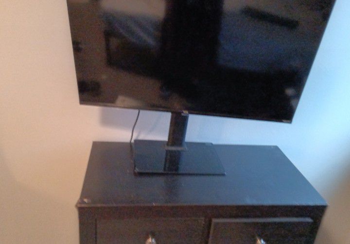 32-in Roku TV Brand New With Swivel Table Top Stand