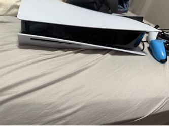 Ps5 with disc drive two controllers