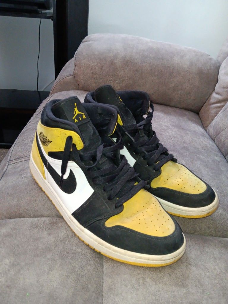 Air Jordan 1 Mid SE Yellow Toe