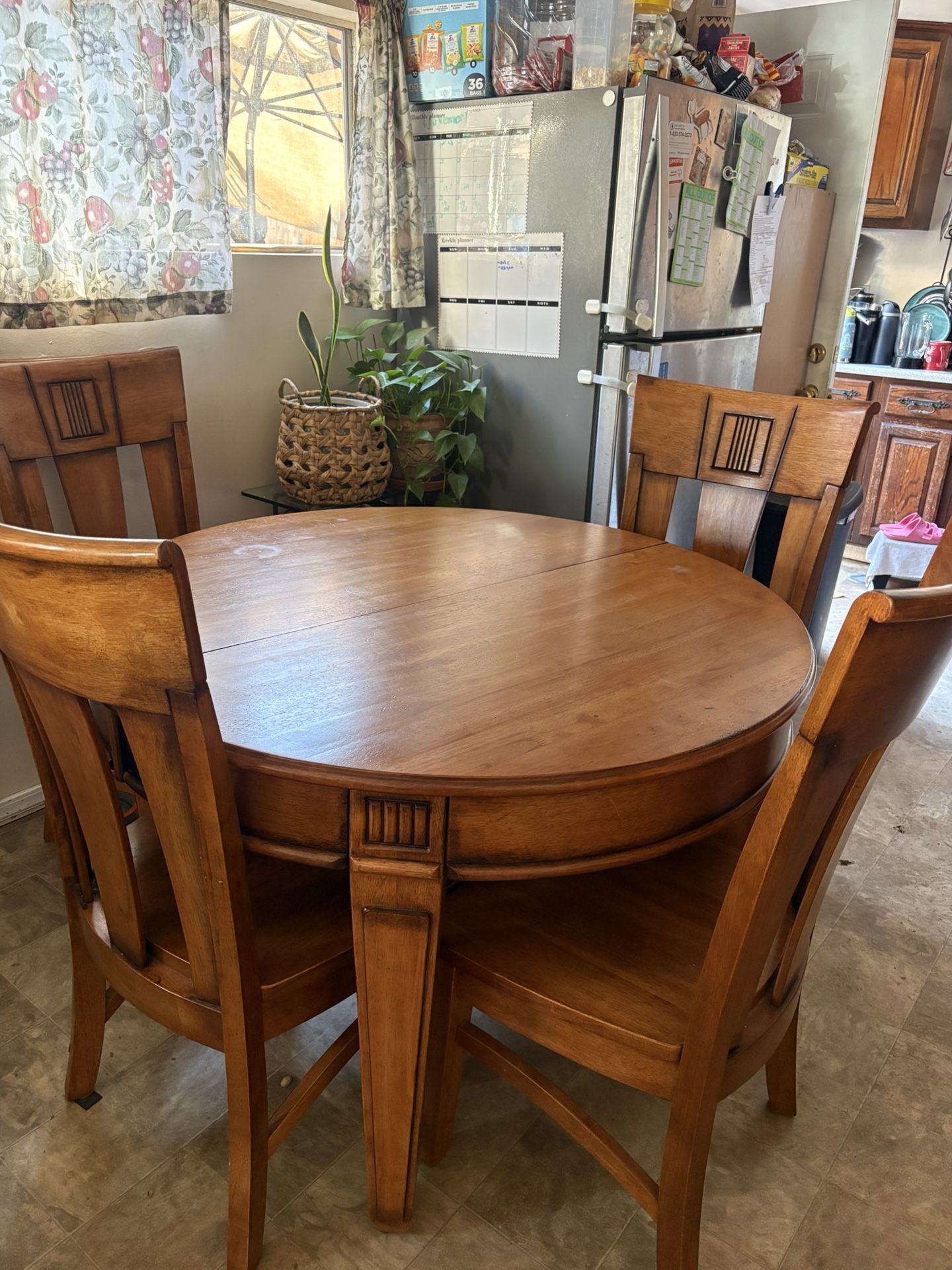 Dining Table Set with Extension Leaf - 6 Chairs (Good Condition)