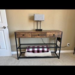 eatery way table with electric outlet 