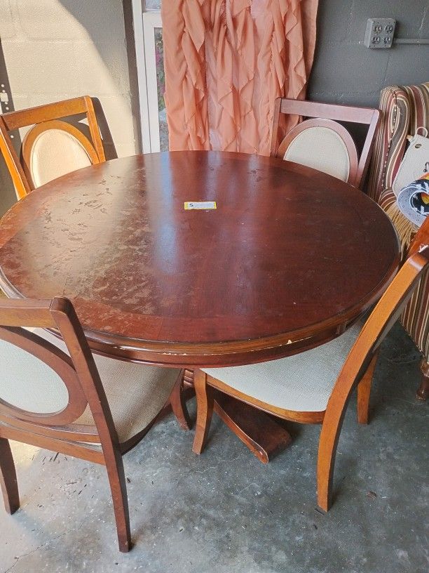 Dining Room Table With 4 Chairs 47in Round