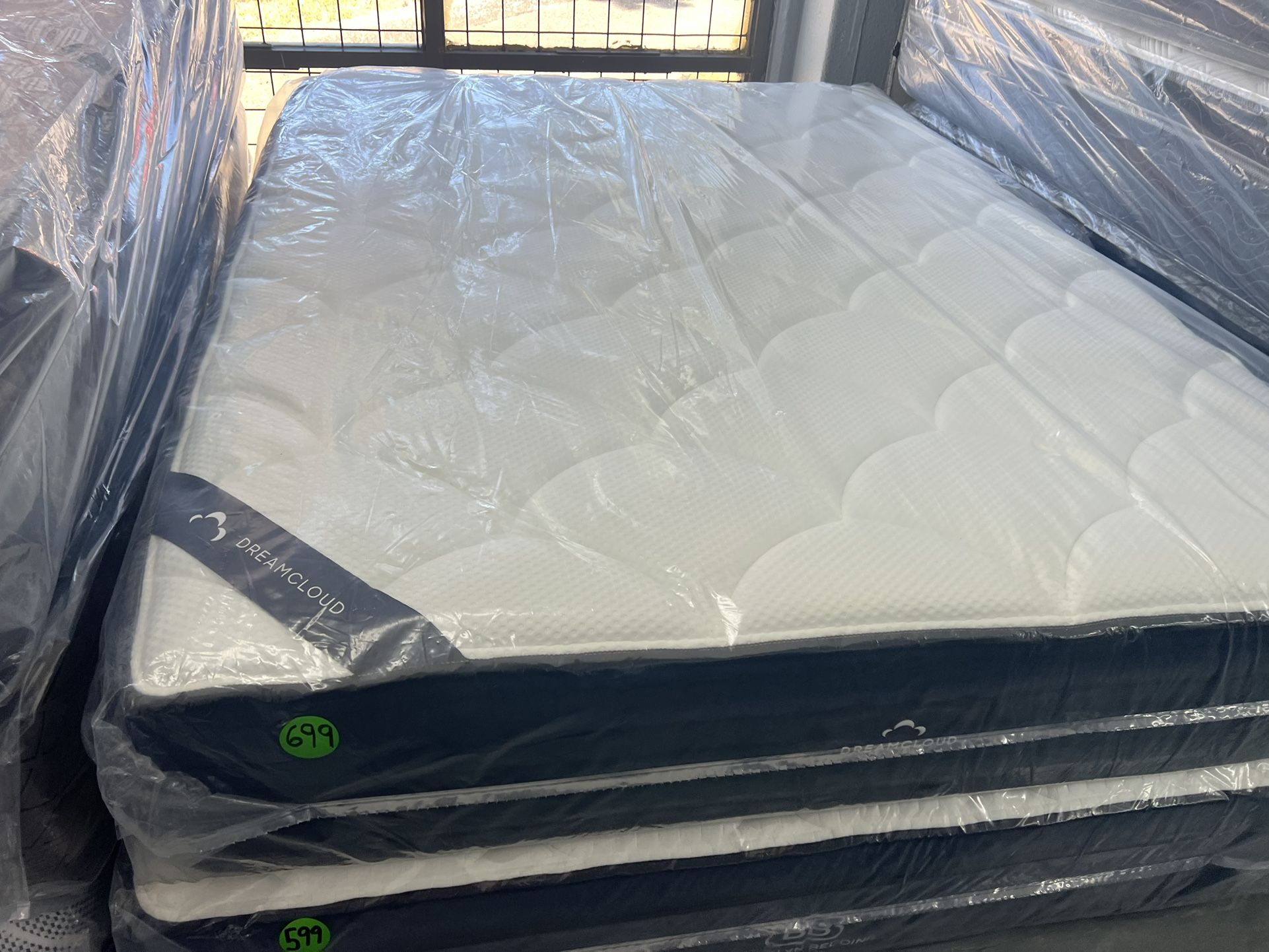 QUEEN SIZE DREAMCLOUD MATTRESS & BOX SPRING BED SET