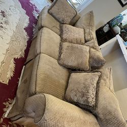Tan Couch With Throw Pillows 