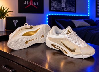 Nike Low-Top Sneakers White and Gold