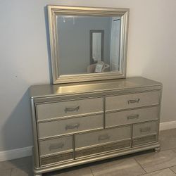 Dresser With Mirror 