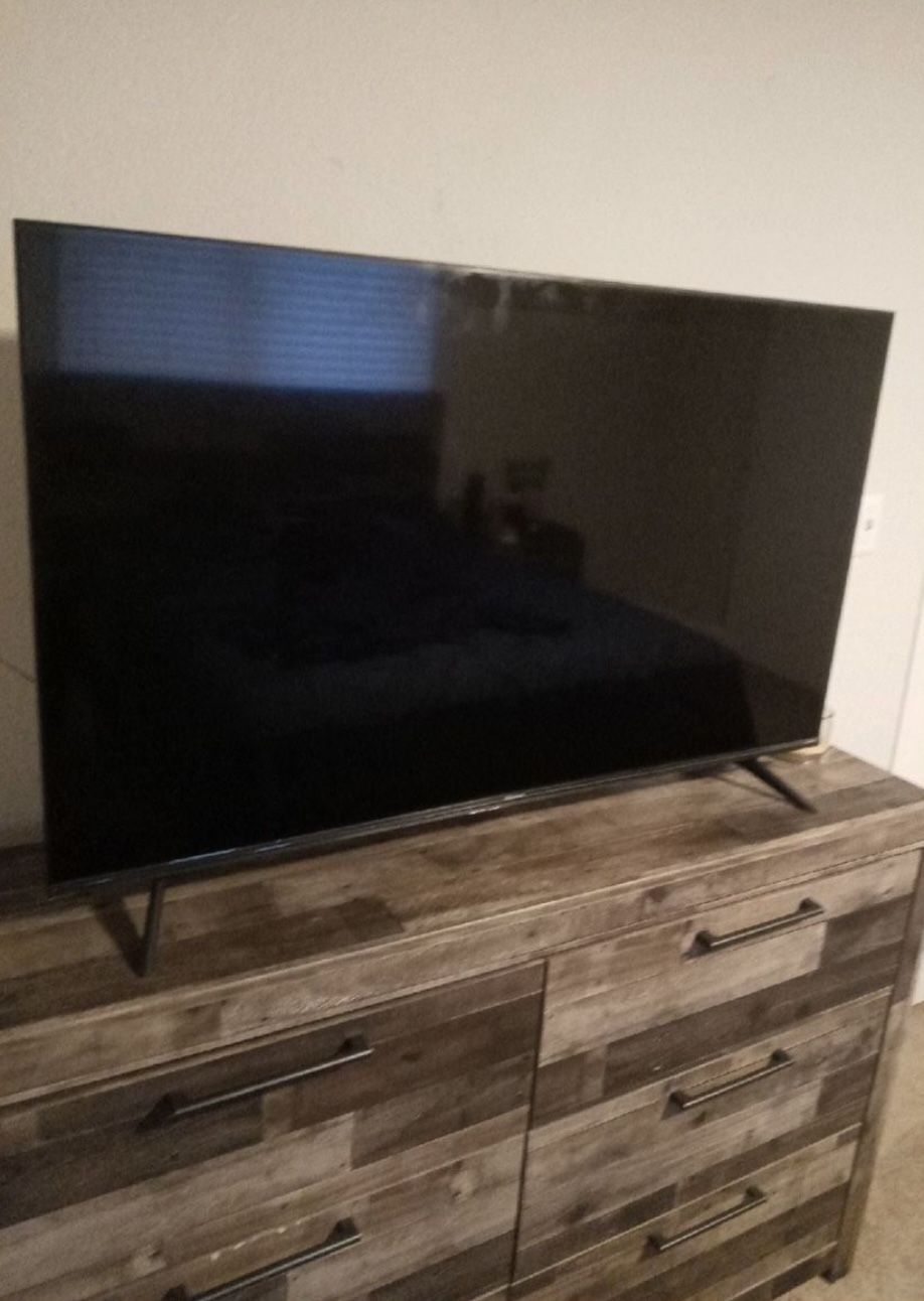 55” Hisense Smart Roku TV