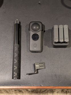 Insta360 x2 - (3 batteries & selfie stick)