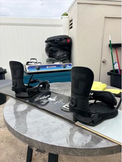 Arbor snowboard with union bindings