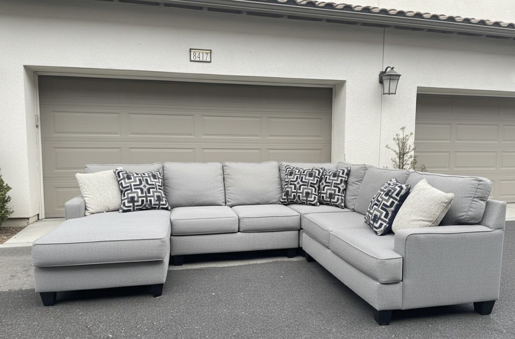 Huge Light Grey Sectional Couch Sofa From Mor Furniture In Excellent Condition - FREE DELIVERY 🚛
