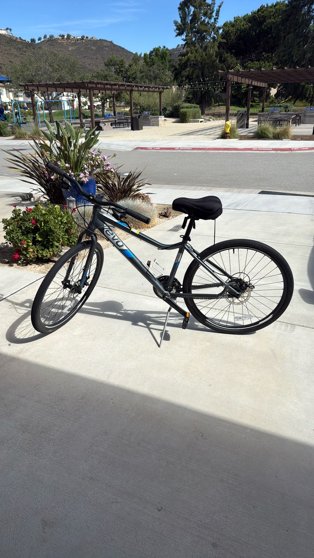 EVO Hybrid Bike – Lightweight, 21-Speed, Great Condition!