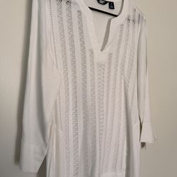 Handmade woman’s blouse. Blusa echa a mano