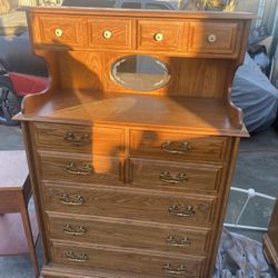 Oak Bedroom Set Wit Head Board Foot Board 2 Big Dressers And  4 0ieces 