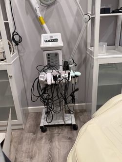 D- 9000A The 13 Function Machine is the perfect all in one facial unit