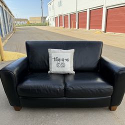 FREE DELIVERY 🚚🚛🚚 Beautiful Real Leather Natuzzi Couch