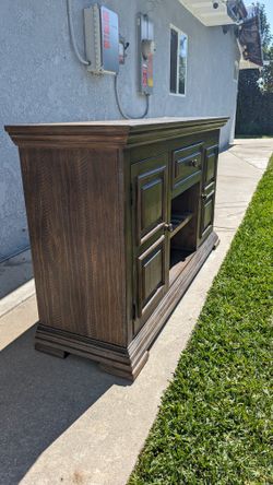 Wyndahl Dining Server