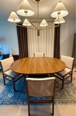 Extendable dining table + 4 cream chairs