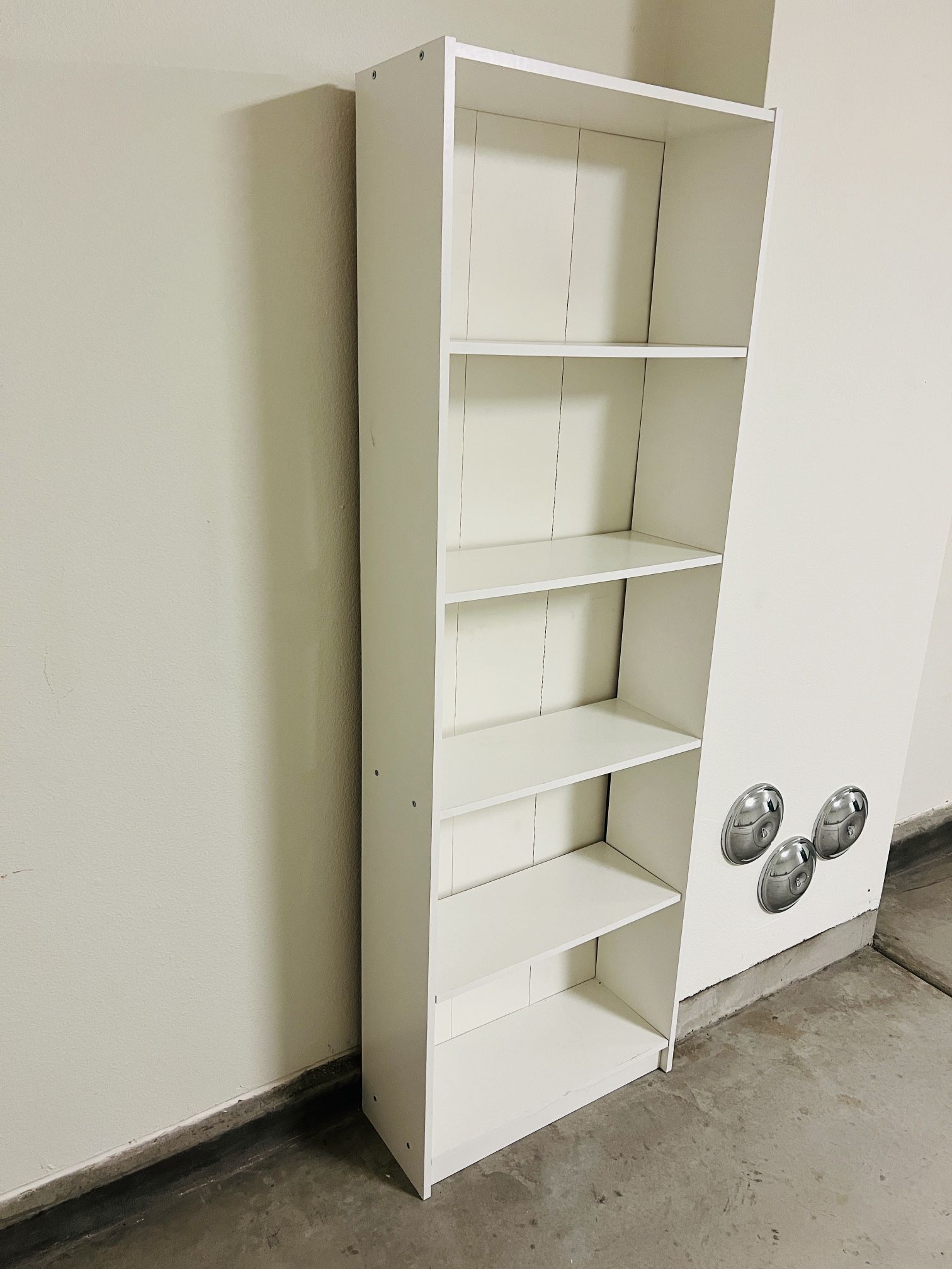 $10 White Bookcase