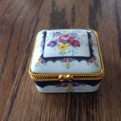 Vintage Porcelain Trinket Box – Floral – Gold Trim – Excellent Condition
