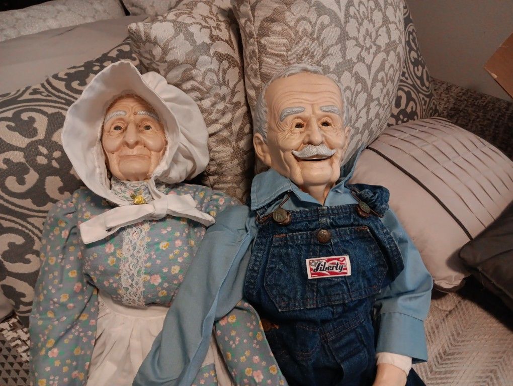 Porcelain Moma and Papa Dolls