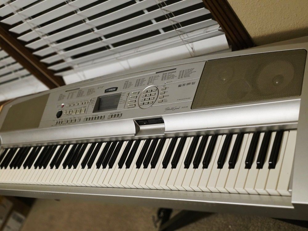 Yamaha Portable Piano Keyboad DGX-500