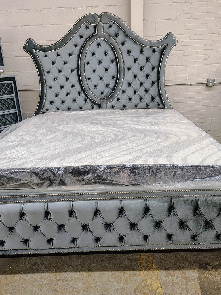 Luxurious 7 Piece Bedroom Set!