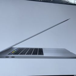 MacBook Pro 15.6” I7 16gb Touch Bar (Like New)