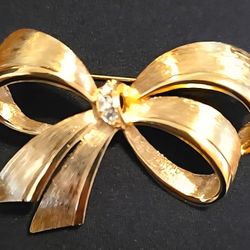 VTG. Signed Brushed Avon Ribbon Bow Rhinestone Gold Tone Brooch 2 1/4"