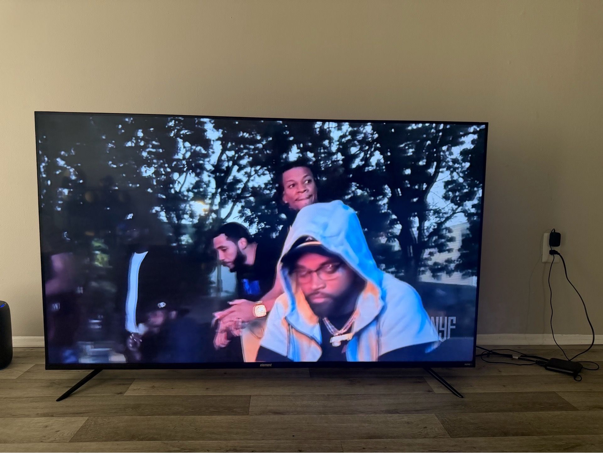 65" 4K UHD FRAMELESS XUMO SMART TV