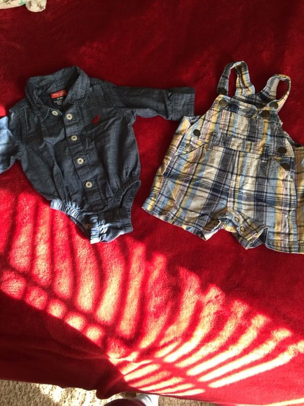 Lots of baby clothes !