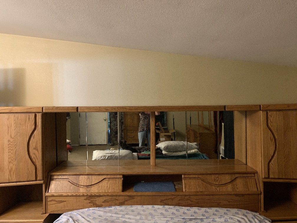 Free Headboard With Mirrow And Storage