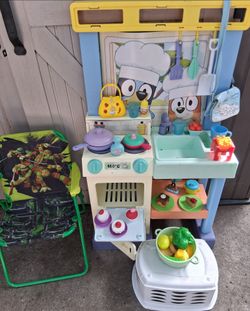 Bluey kitchen comes with toys asking $25 used condition