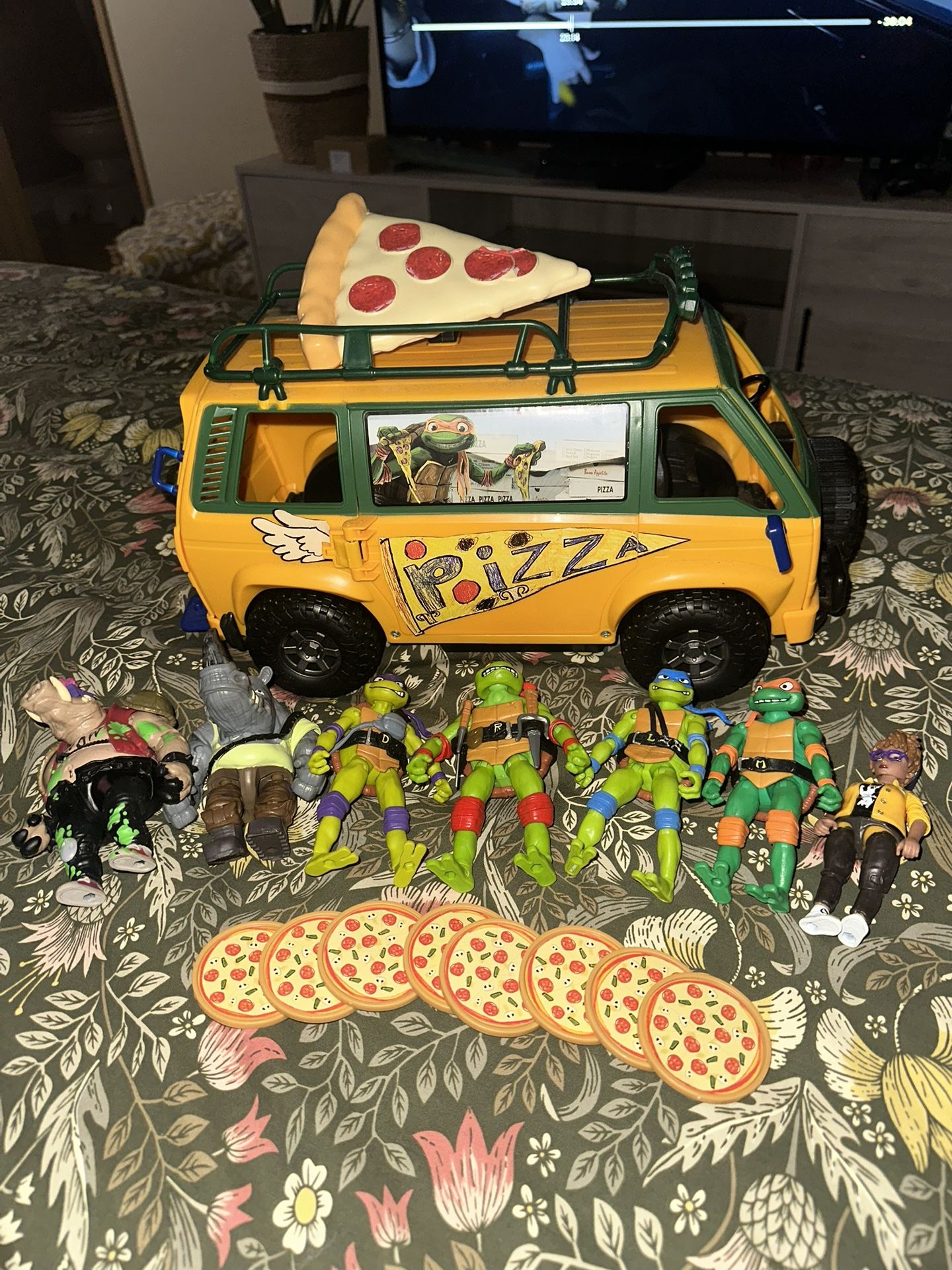 Teenage Mutant Ninja Turtles: Mutant Mayhem Pizza Fire & Delivery Van & Action Figures