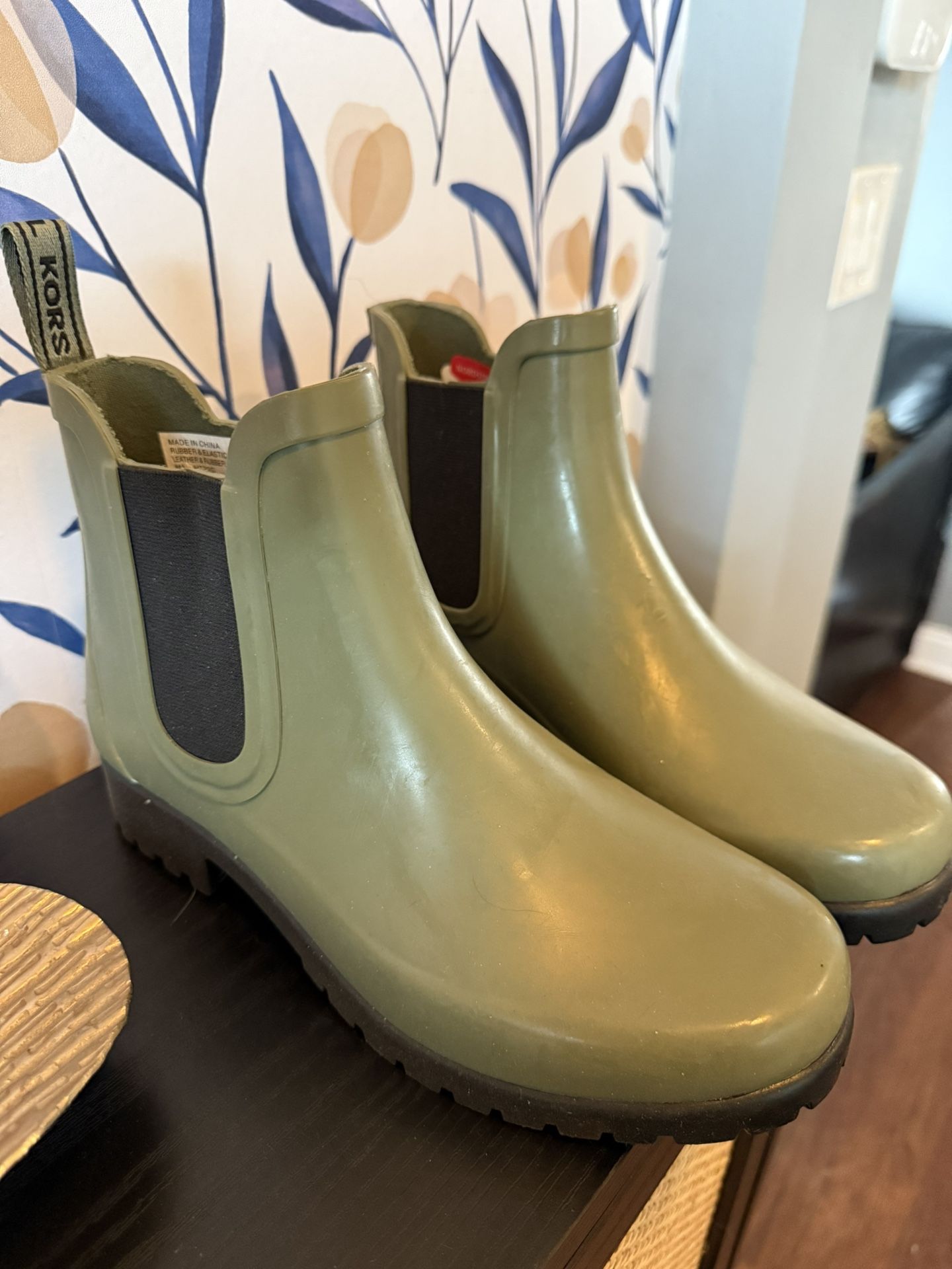 Size 8 Michael Kors Rain Boot