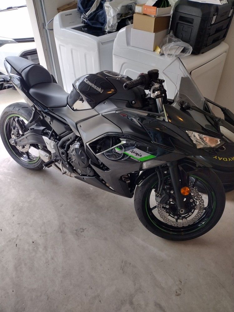 2025 Kawasaki Ninja 650 KRT