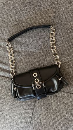 Shoulder Bag - Black w/ Chains