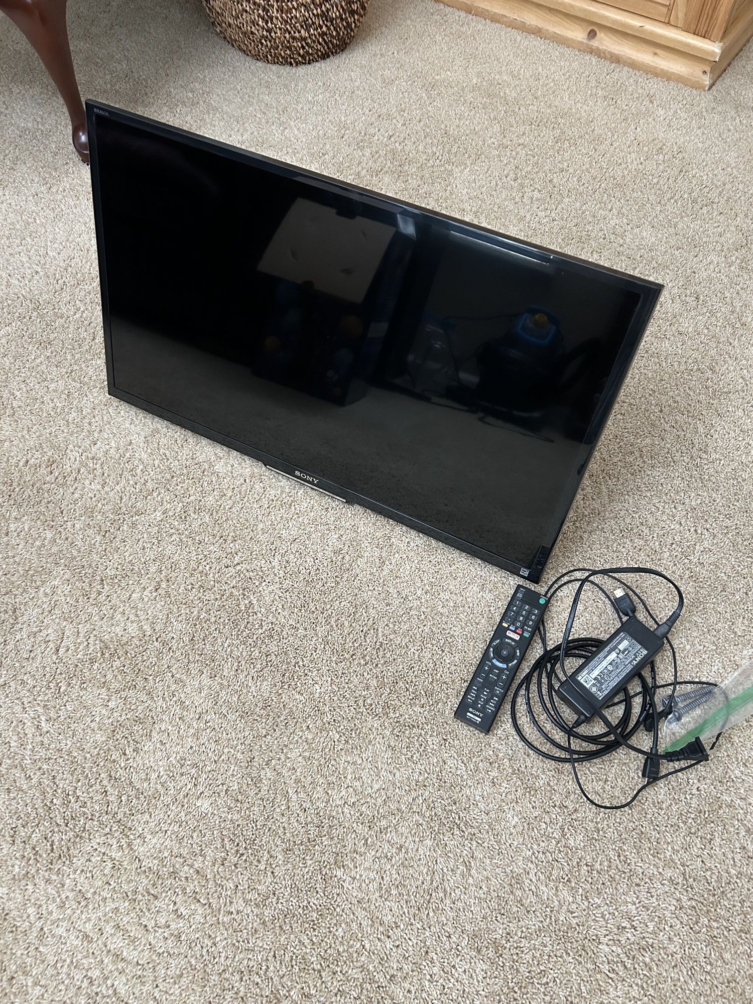 Sony Bravia 32” TV with Wall Mount